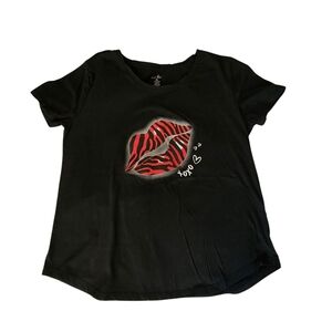 Just Be XOXO Lips Tee